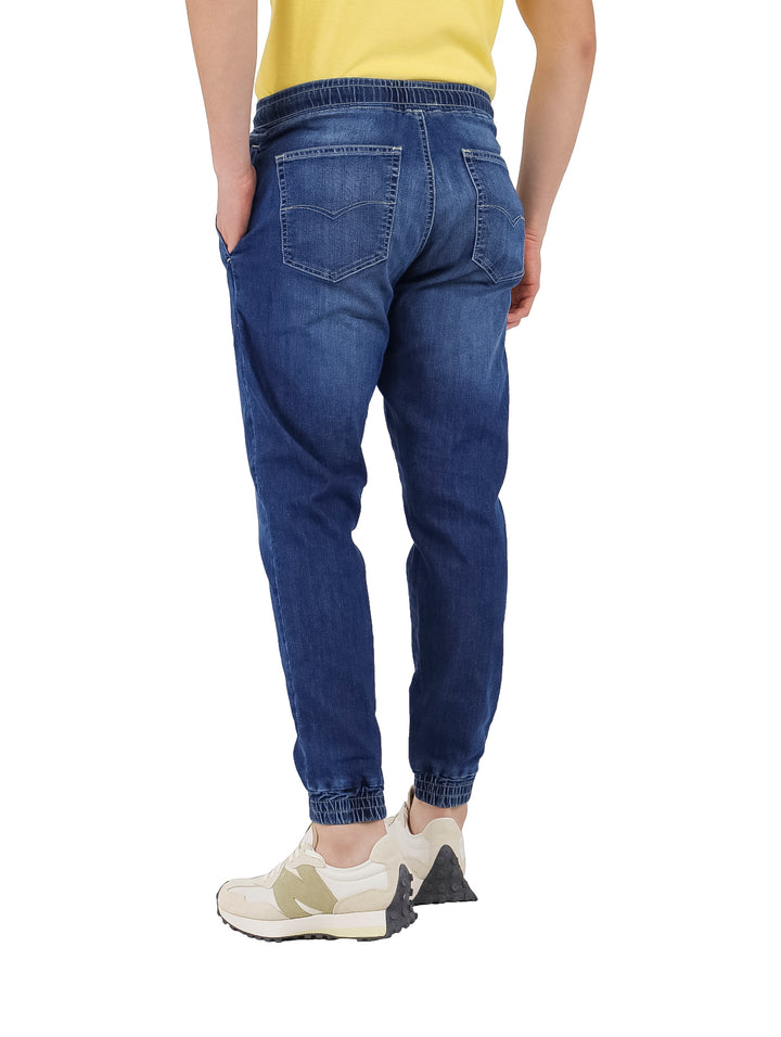 Pantalones jogger de mezclilla color azul con cintura elástica y cordón ajustable para hombre.