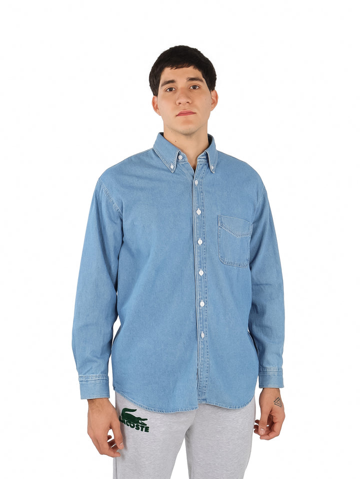 Hombre vistiendo una camisa casual de manga larga en color azul bleach con un bolsillo frontal.