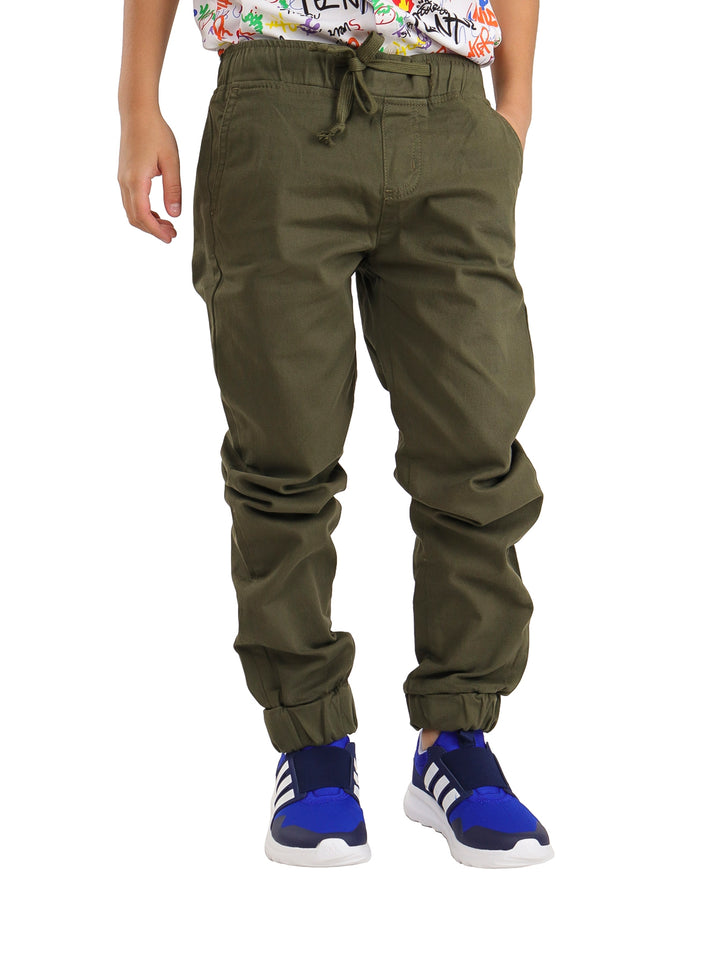 Pantalones tipo jogger color olivo para niño con cintura elástica y cordón ajustable.