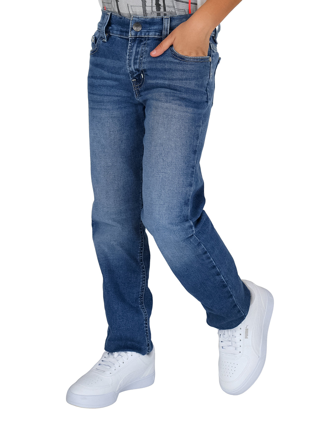 Pantalones vaqueros para niño en color azul stonewash con corte ajustado y calzado blanco.
