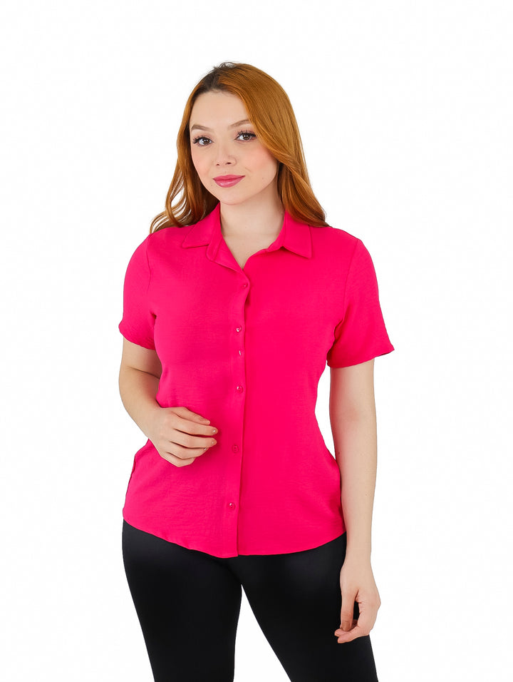 Mujer vistiendo blusa camisera color fucsia de manga corta y botones frontales.