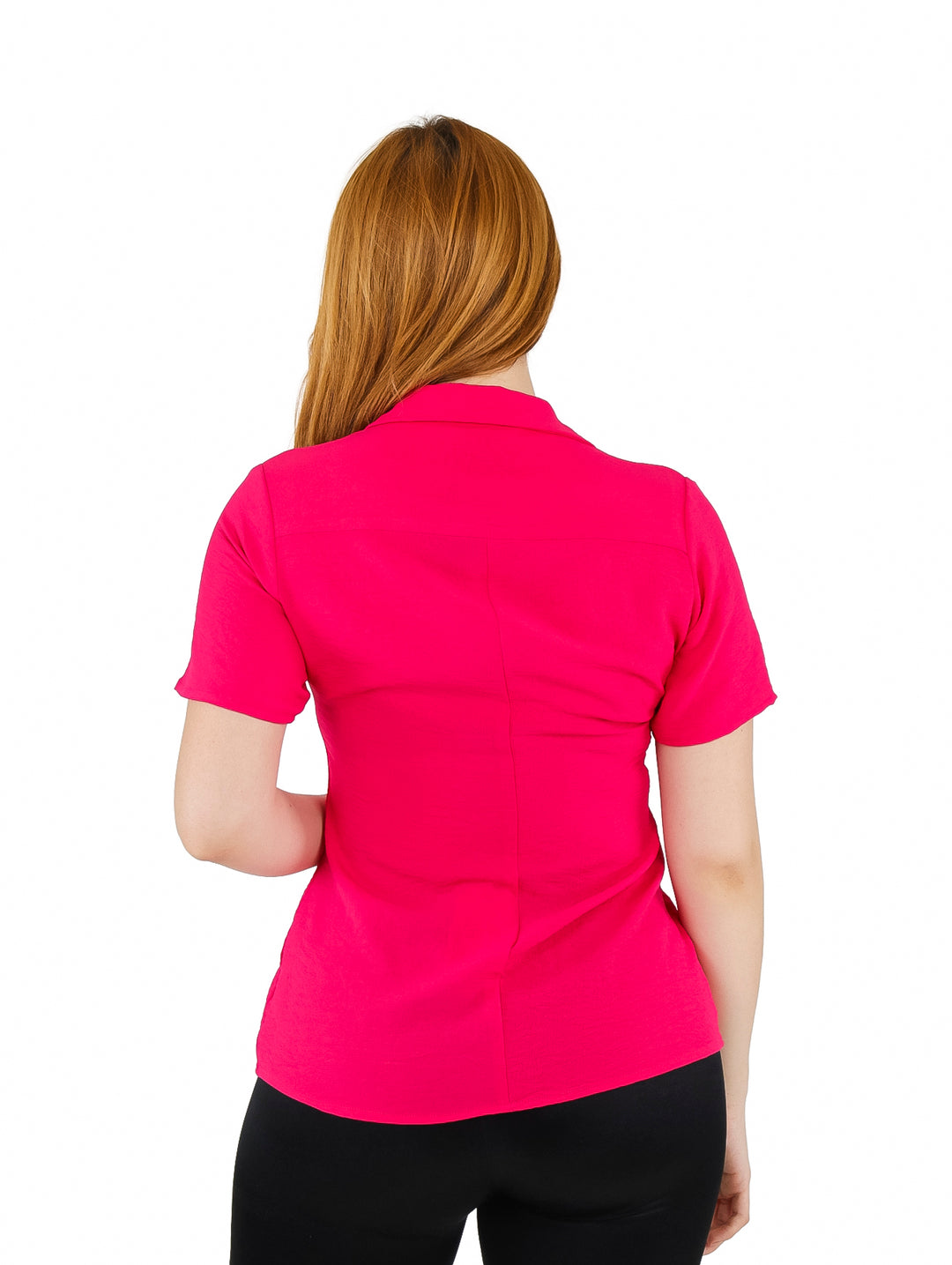Mujer vistiendo blusa camisera color fucsia de manga corta y botones frontales.