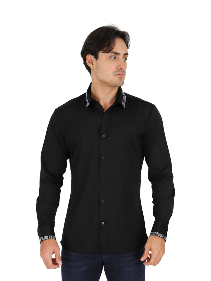 Hombre vistiendo camisa negra de manga larga con detalles decorativos en color plata en cuello y puños.