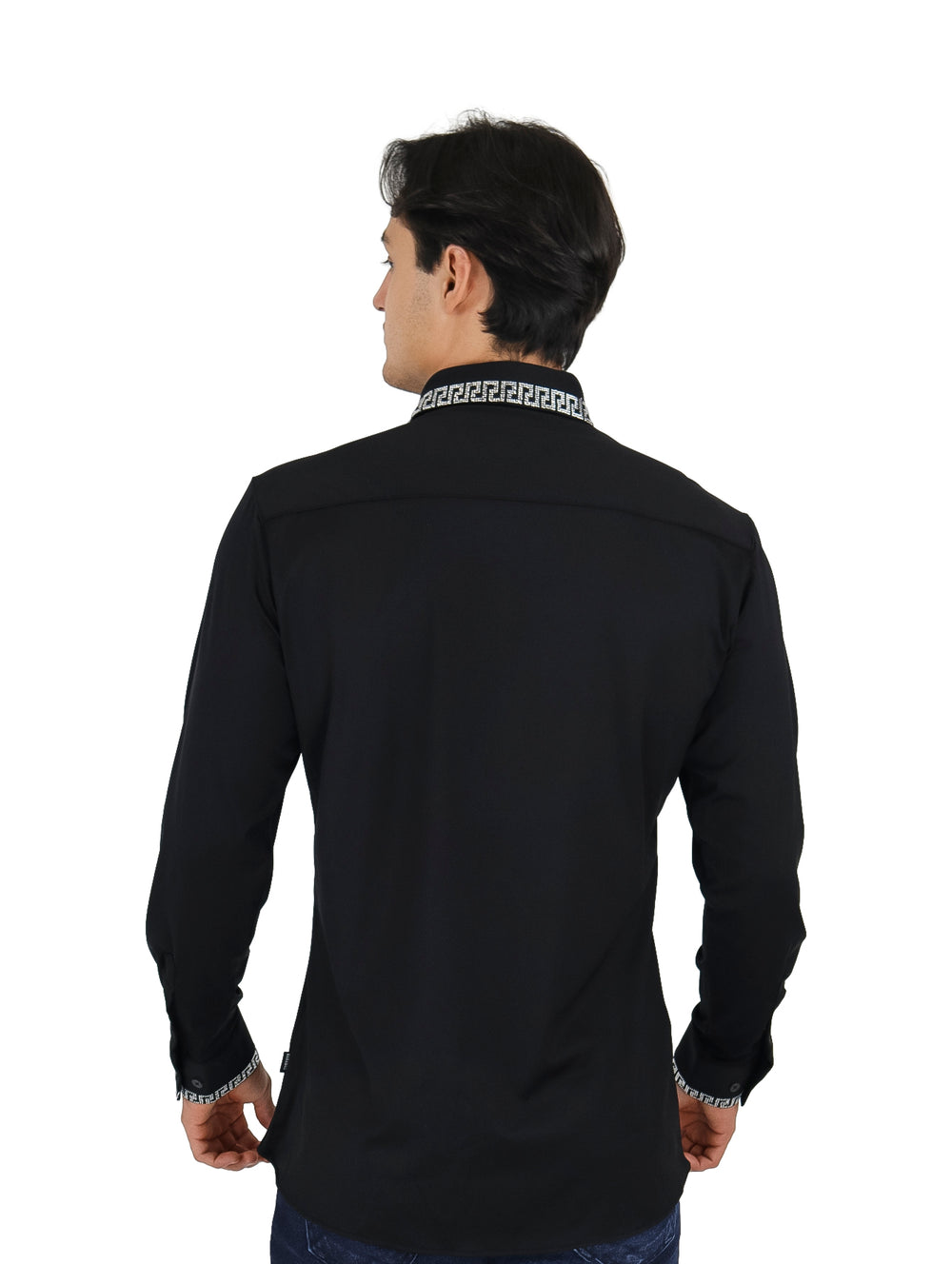 Hombre vistiendo camisa negra de manga larga con detalles decorativos en color plata en cuello y puños.