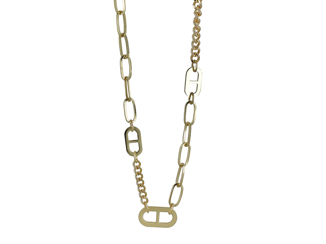 Collar de cadena con eslabones dorados brillantes y diseño moderno.