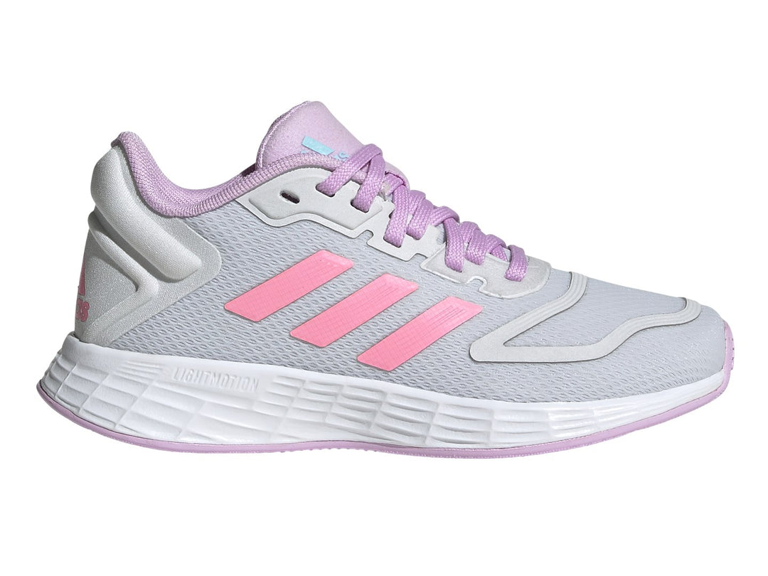 Tenis deportivos Adidas Duramo 10 en color gris con detalles en rosa y lila sobre fondo blanco.