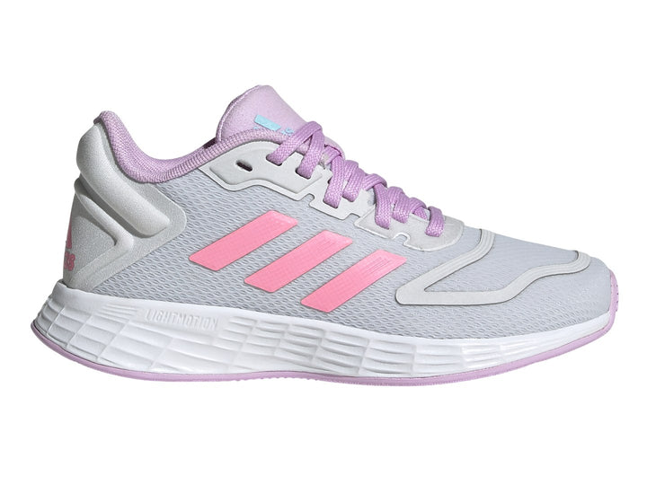 Tenis deportivos Adidas Duramo 10 en color gris con detalles en rosa y lila sobre fondo blanco.