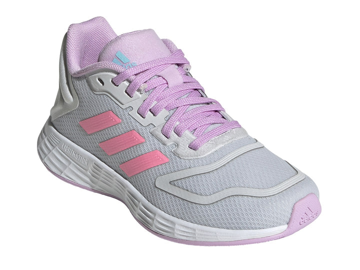Tenis deportivos Adidas Duramo 10 en color gris con detalles en rosa y lila sobre fondo blanco.