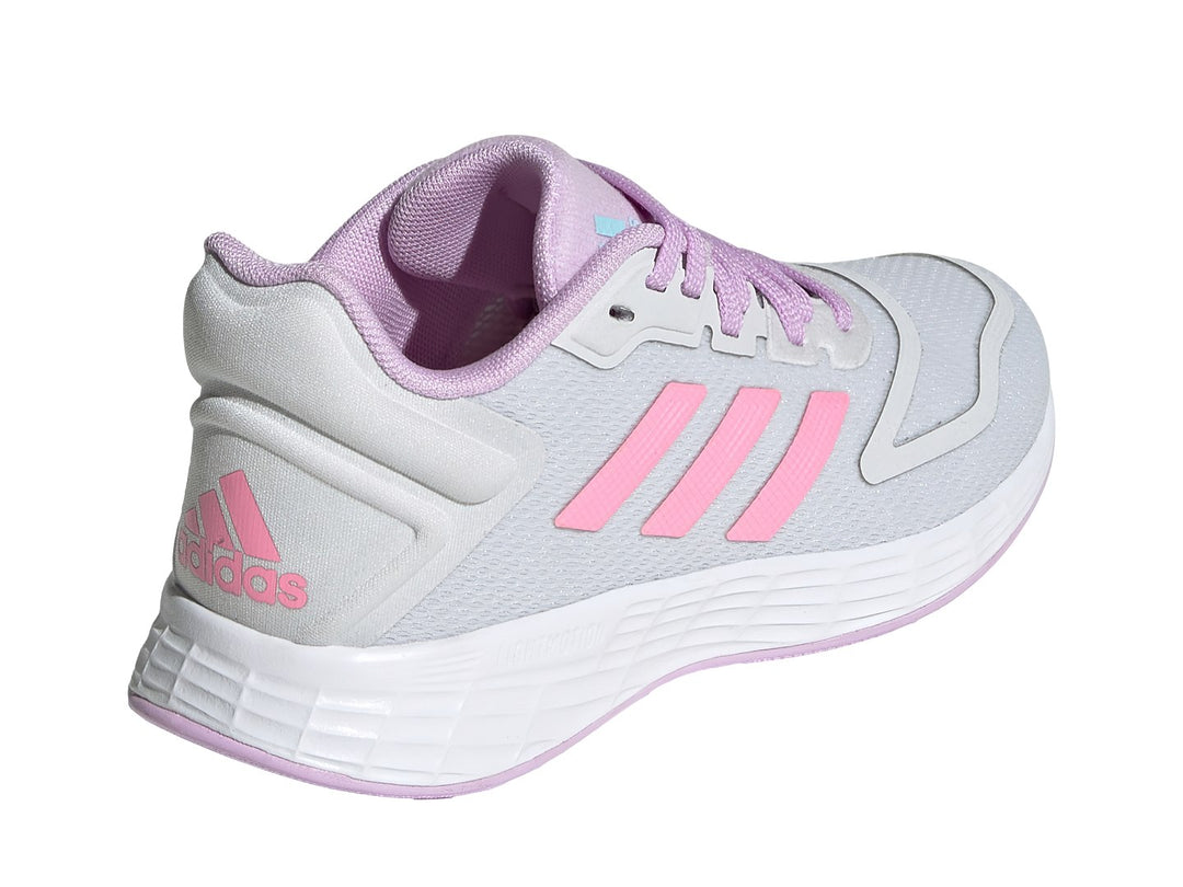 Tenis deportivos Adidas Duramo 10 en color gris con detalles en rosa y lila sobre fondo blanco.