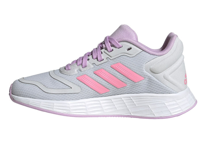 Tenis deportivos Adidas Duramo 10 en color gris con detalles en rosa y lila sobre fondo blanco.