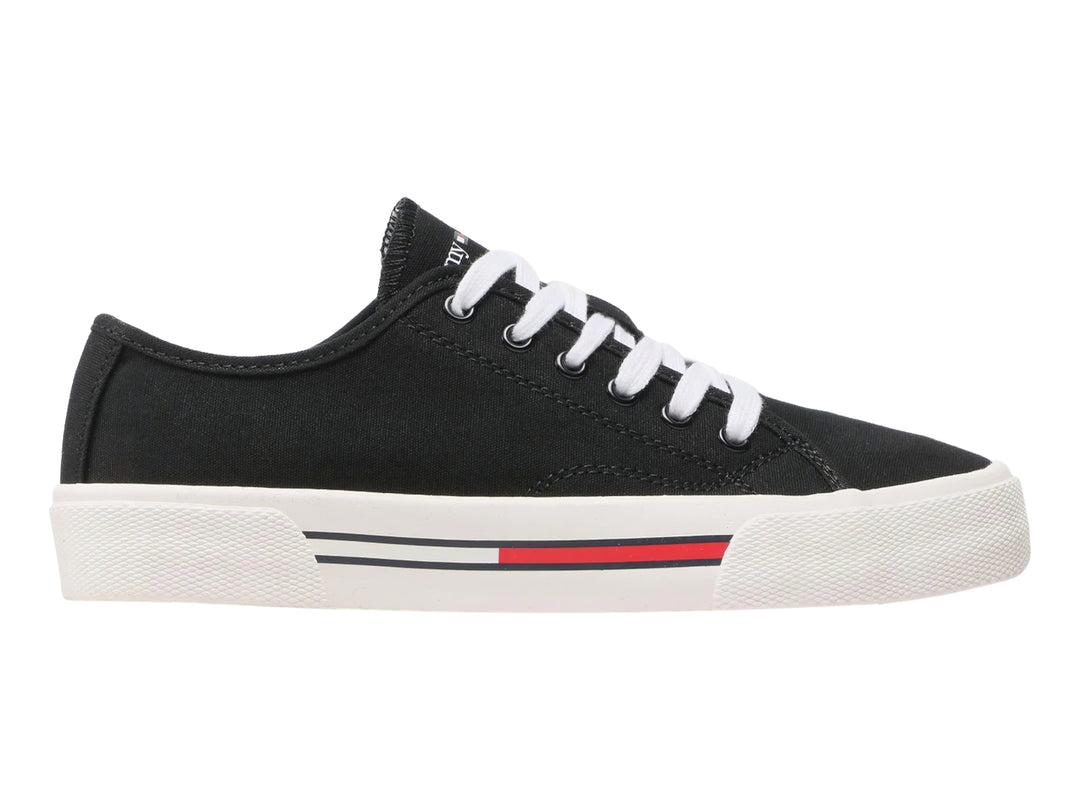 Tenis Tommy Hilfiger de lona color negro con agujetas y suela blanca para mujer.