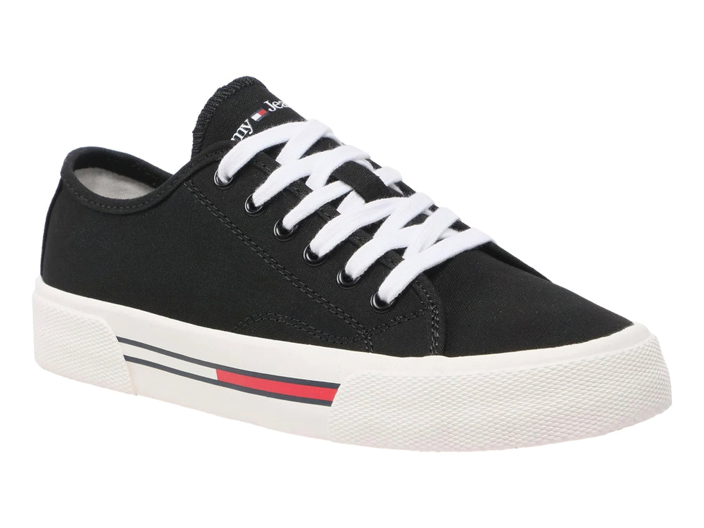Tenis Tommy Hilfiger de lona color negro con agujetas y suela blanca para mujer.