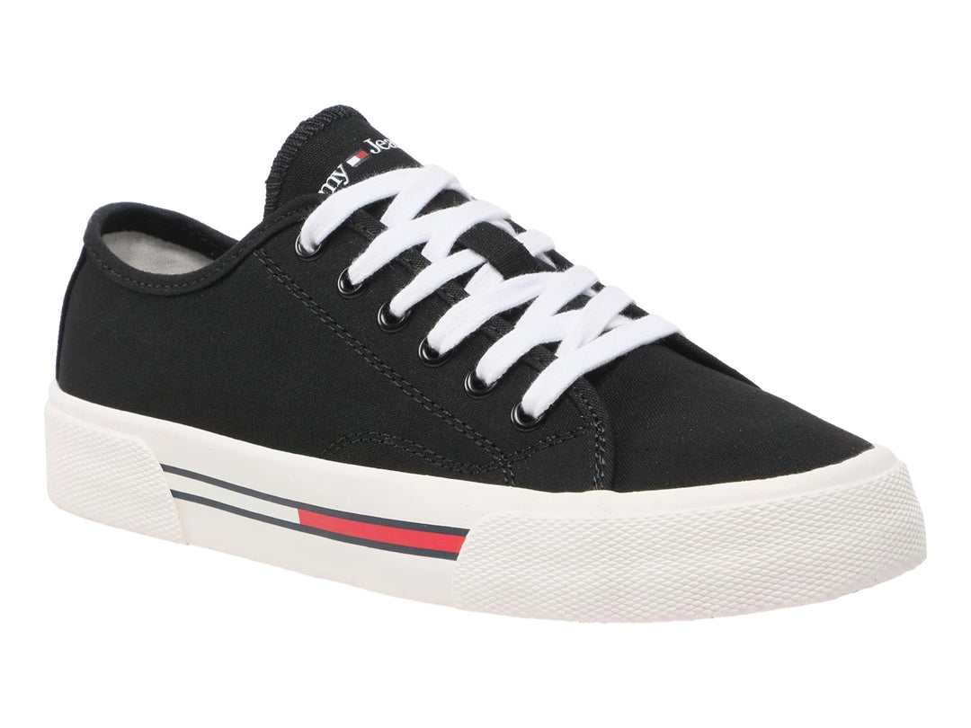 Tenis Tommy Hilfiger de lona color negro con agujetas y suela blanca para mujer.