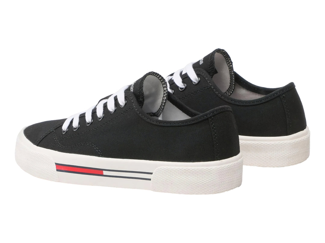 Tenis Tommy Hilfiger de lona color negro con agujetas y suela blanca para mujer.