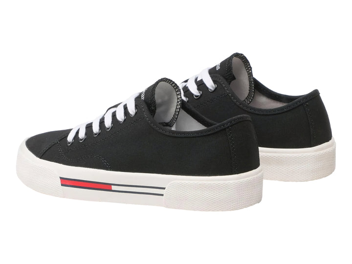 Tenis Tommy Hilfiger de lona color negro con agujetas y suela blanca para mujer.