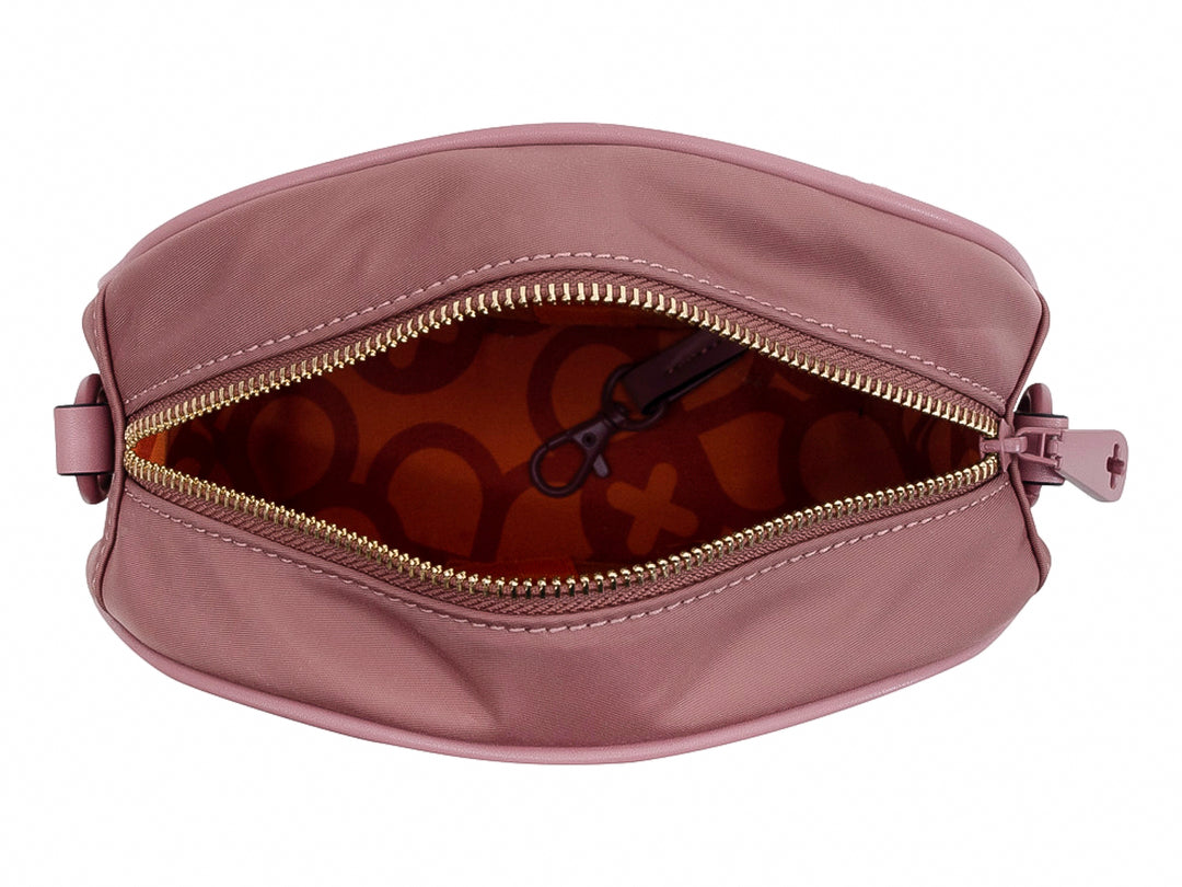 Bolso ovalado color blush de Jaime Ibiza con logo en relieve y correa ajustable.