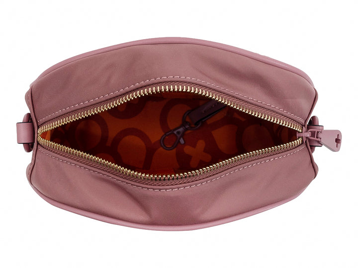 Bolso ovalado color blush de Jaime Ibiza con logo en relieve y correa ajustable.