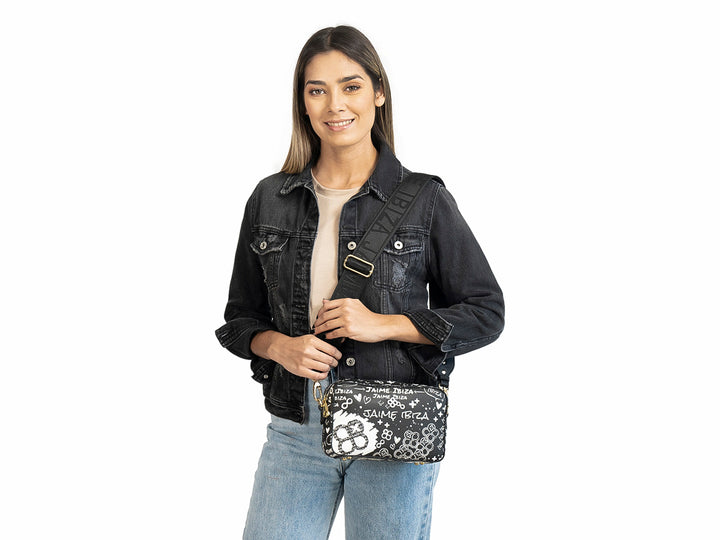 Bolso negro con estampados gráficos en blanco y herrajes dorados de la marca Jaime Ibiza.