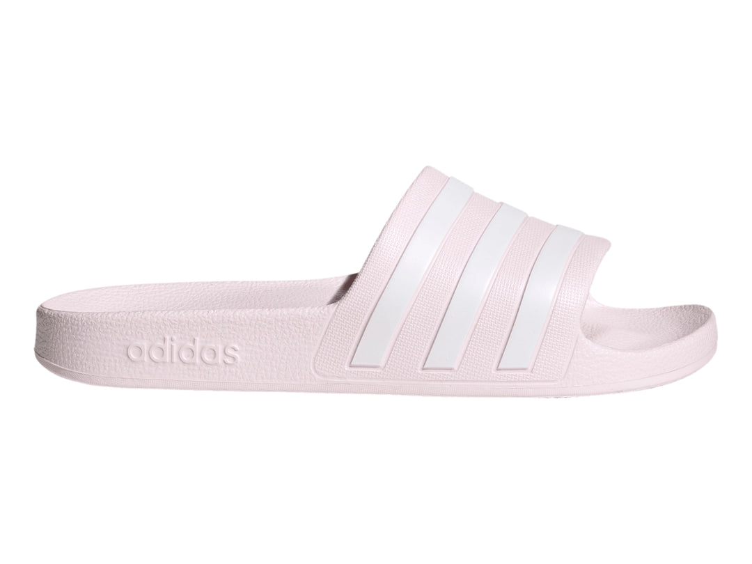 Sandalias Adidas Adilette Aqua en color rosa claro con tres franjas blancas laterales