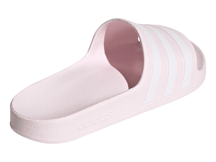 Sandalias Adidas Adilette Aqua en color rosa claro con tres franjas blancas laterales