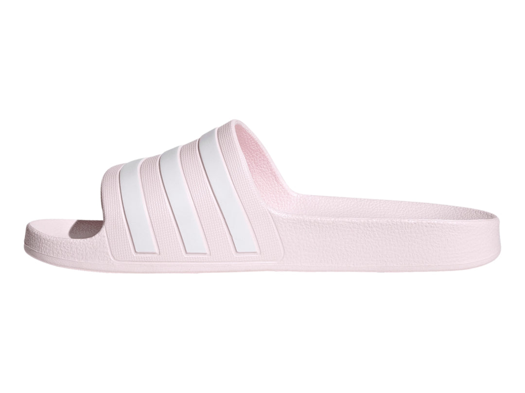 Sandalias Adidas Adilette Aqua en color rosa claro con tres franjas blancas laterales
