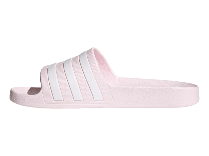 Sandalias Adidas Adilette Aqua en color rosa claro con tres franjas blancas laterales