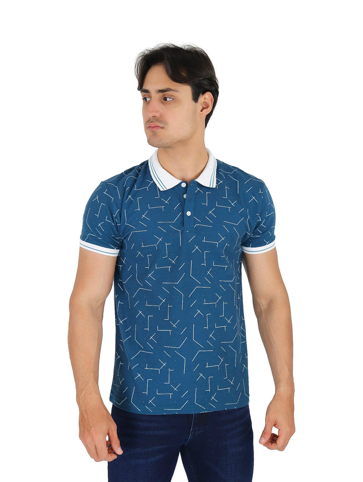 Hombre vistiendo playera polo color teal con estampado blanco y cuello blanco.