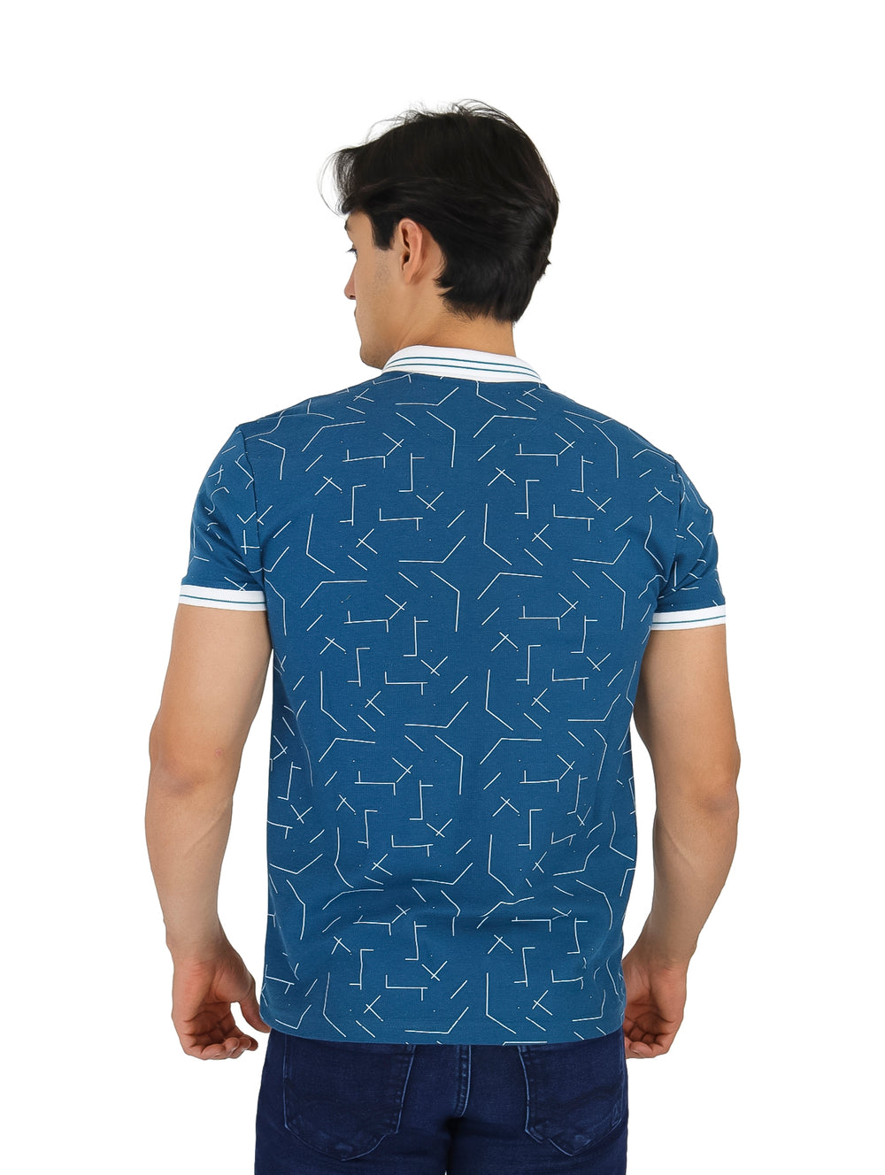 Hombre vistiendo playera polo color teal con estampado blanco y cuello blanco.
