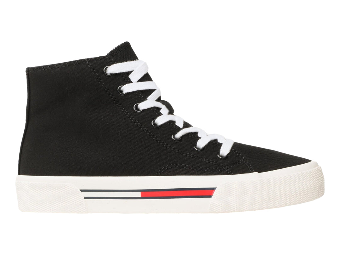 Tenis tipo bota de lona color negro con agujetas y suela blanca de la marca Tommy Hilfiger.