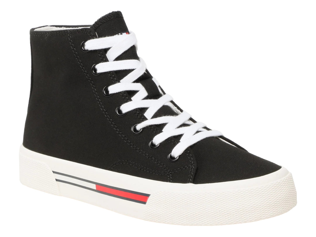 Tenis tipo bota de lona color negro con agujetas y suela blanca de la marca Tommy Hilfiger.