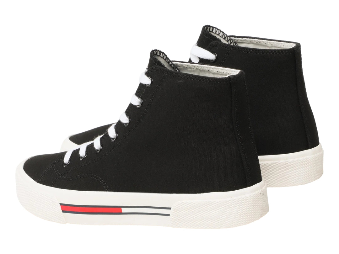 Tenis tipo bota de lona color negro con agujetas y suela blanca de la marca Tommy Hilfiger.