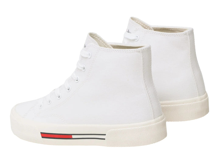 Tenis botín Tommy Hilfiger en color blanco con detalles lineales rojos y azules en la suela.