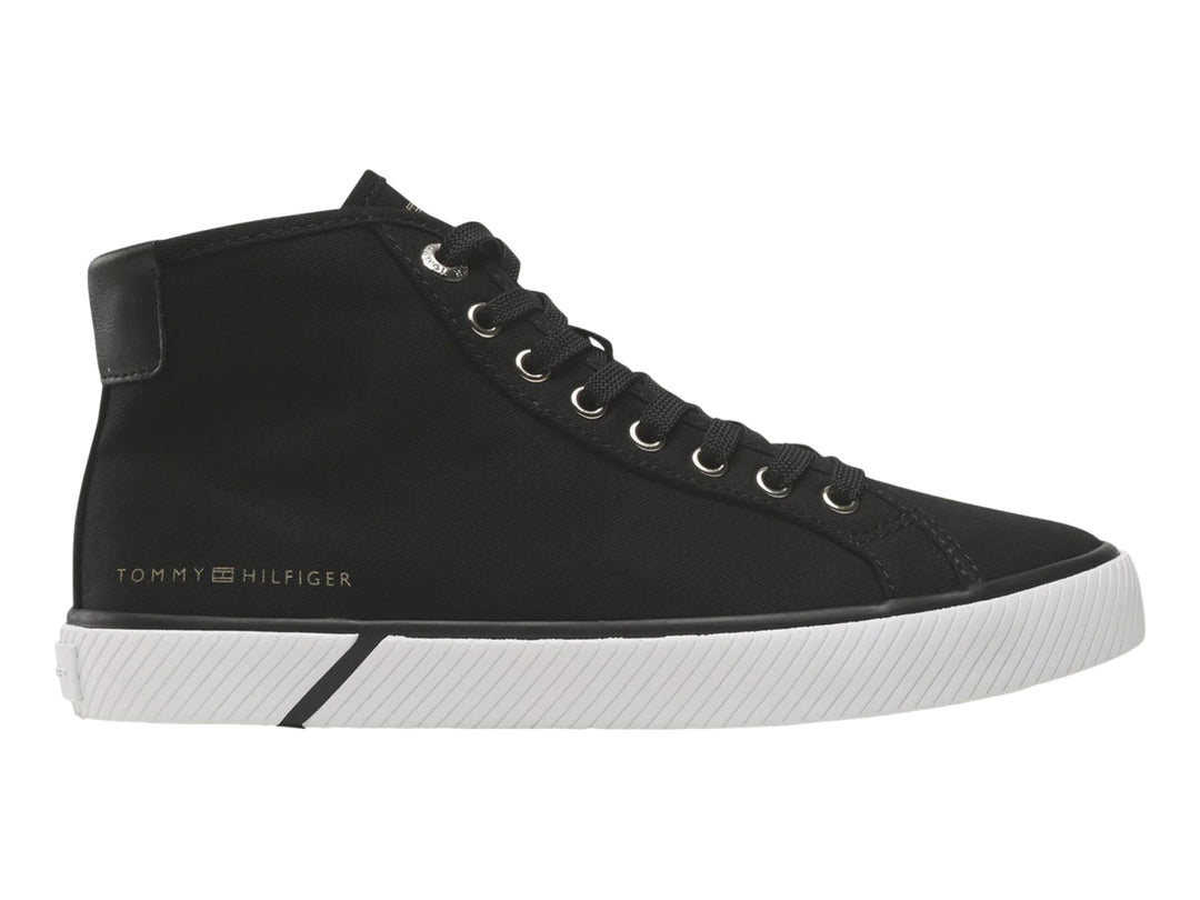 Tenis Tommy Hilfiger de corte alto en color negro con suela blanca y agujetas negras.