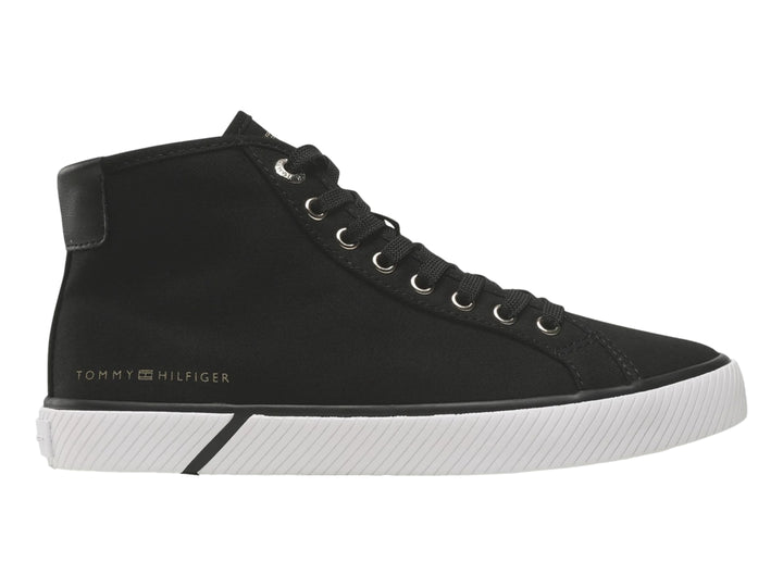 Tenis Tommy Hilfiger de corte alto en color negro con suela blanca y agujetas negras.