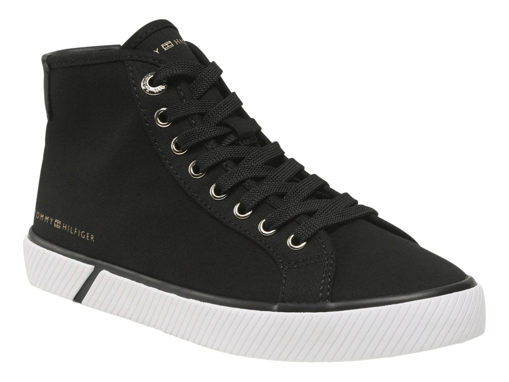 Tenis Tommy Hilfiger de corte alto en color negro con suela blanca y agujetas negras.