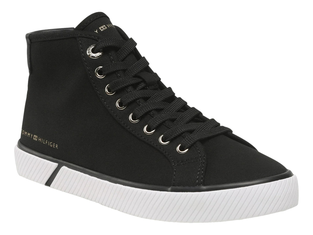 Tenis Tommy Hilfiger de corte alto en color negro con suela blanca y agujetas negras.