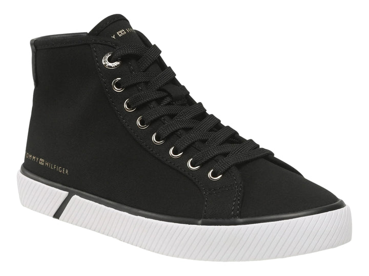 Tenis Tommy Hilfiger de corte alto en color negro con suela blanca y agujetas negras.