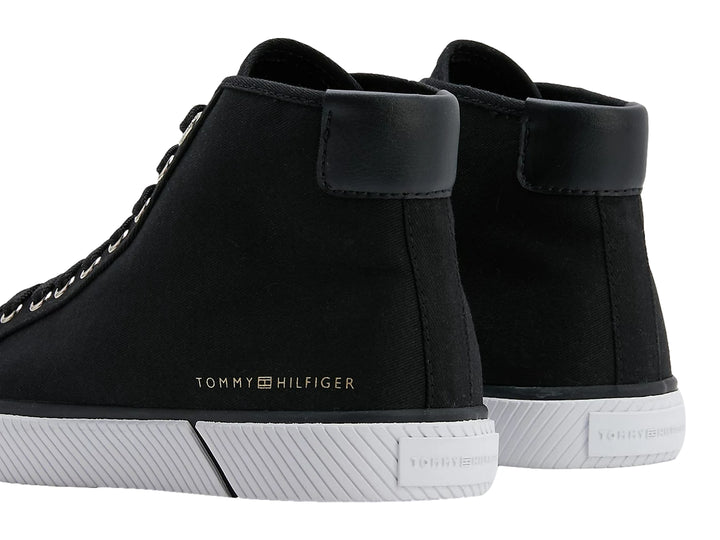 Tenis Tommy Hilfiger de corte alto en color negro con suela blanca y agujetas negras.
