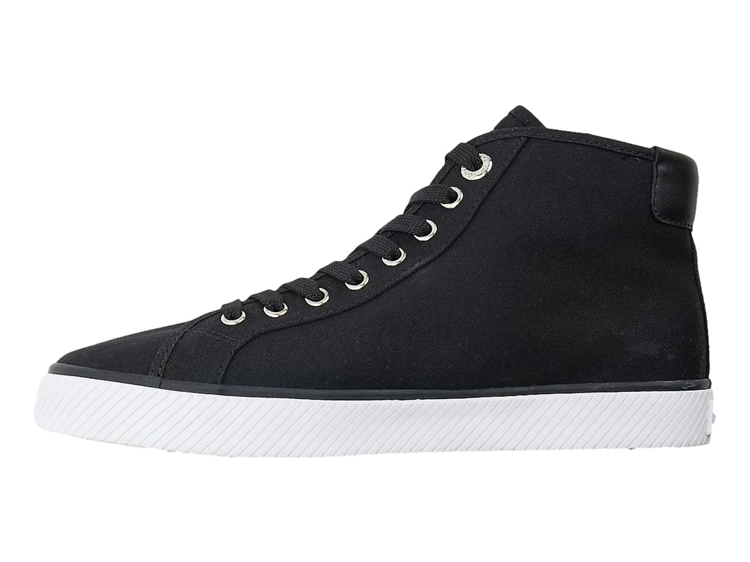 Tenis Tommy Hilfiger de corte alto en color negro con suela blanca y agujetas negras.