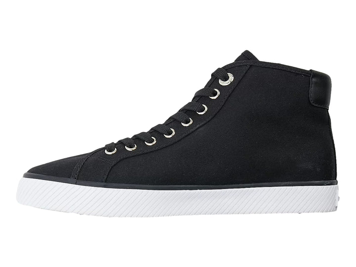 Tenis Tommy Hilfiger de corte alto en color negro con suela blanca y agujetas negras.