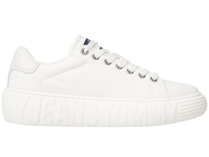 Tenis blancos de lona Tommy Hilfiger con suela gruesa y texto grabado en relieve.