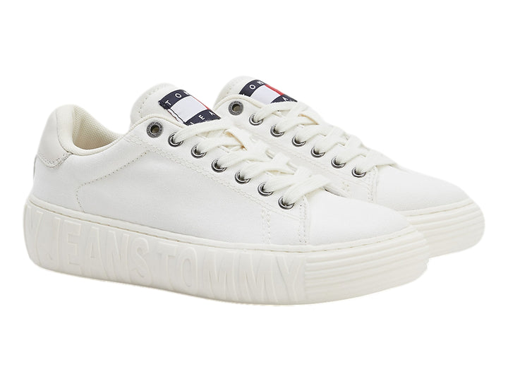Tenis blancos de lona Tommy Hilfiger con suela gruesa y texto grabado en relieve.