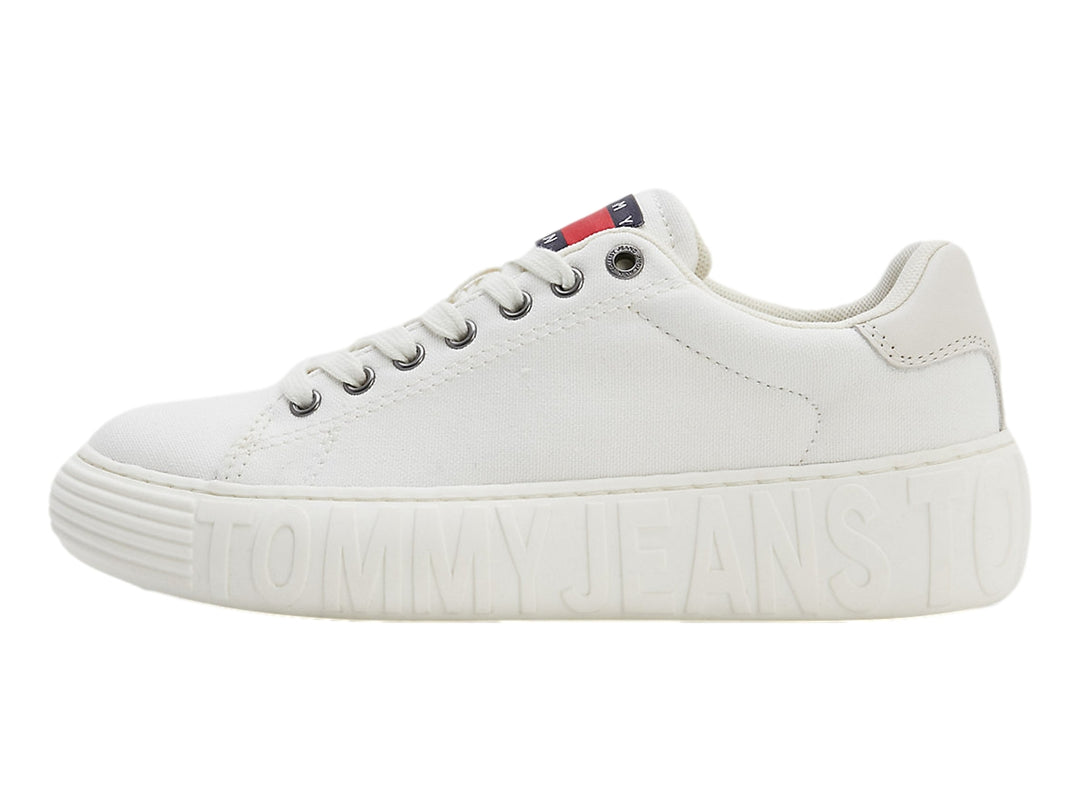 Tenis blancos de lona Tommy Hilfiger con suela gruesa y texto grabado en relieve.