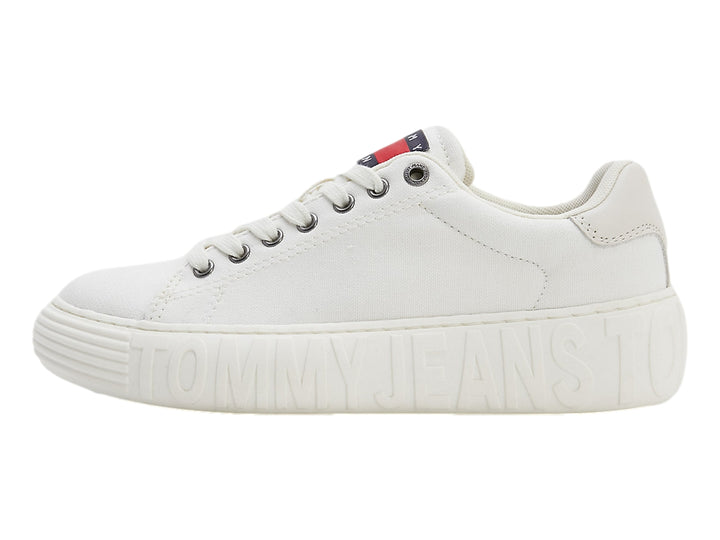 Tenis blancos de lona Tommy Hilfiger con suela gruesa y texto grabado en relieve.