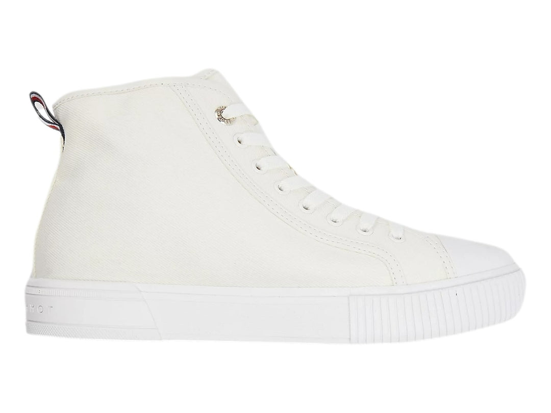 Tenis Tommy Hilfiger de bota en color blanco, fabricados en lona con suela vulcanizada y agujetas blancas.