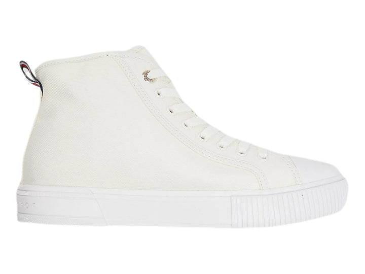 Tenis Tommy Hilfiger de bota en color blanco, fabricados en lona con suela vulcanizada y agujetas blancas.