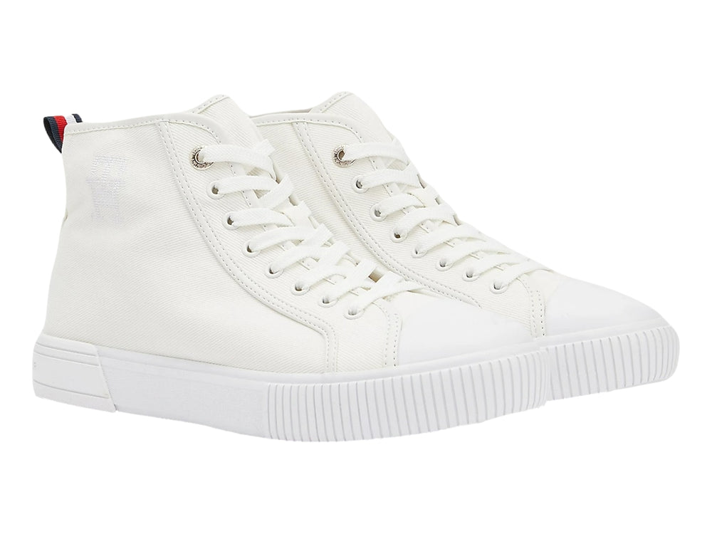 Tenis Tommy Hilfiger de bota en color blanco, fabricados en lona con suela vulcanizada y agujetas blancas.