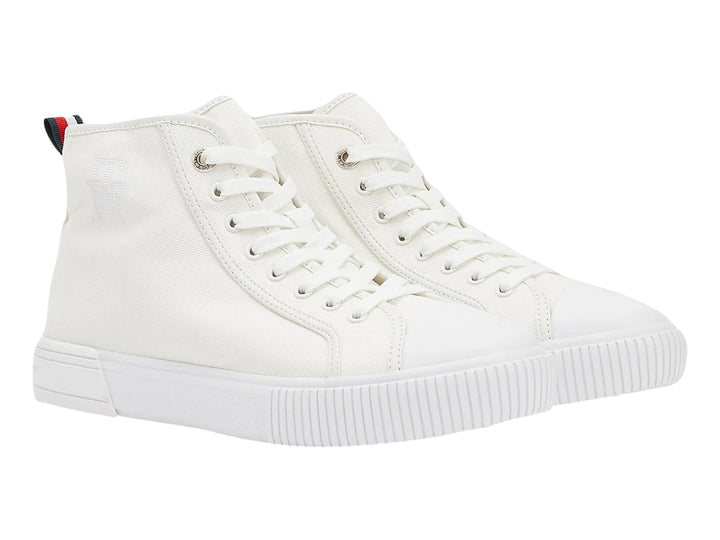 Tenis Tommy Hilfiger de bota en color blanco, fabricados en lona con suela vulcanizada y agujetas blancas.