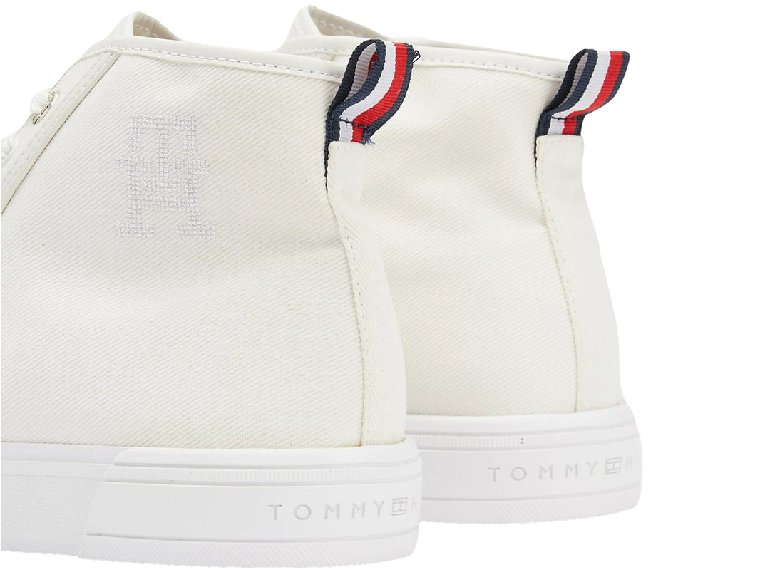 Tenis Tommy Hilfiger de bota en color blanco, fabricados en lona con suela vulcanizada y agujetas blancas.
