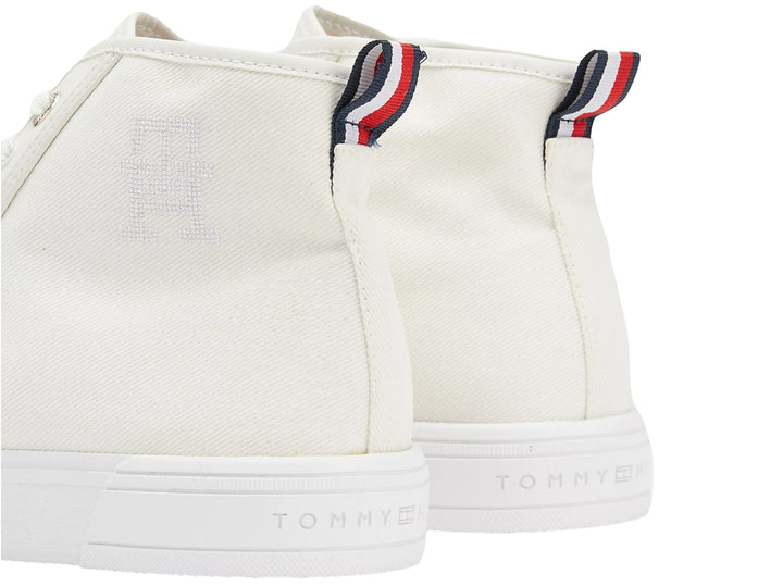 Tenis Tommy Hilfiger de bota en color blanco, fabricados en lona con suela vulcanizada y agujetas blancas.
